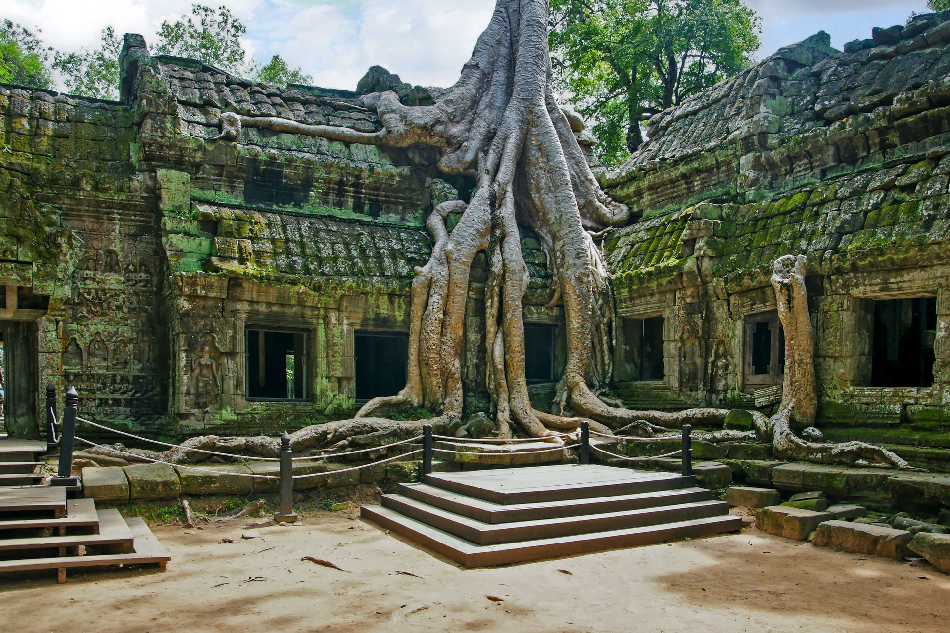 Ta Prohm ("königliches Kloster") ist ein zwischen dem späten 12. und frühen 13. Jahrhundert erbauter Tempel. Der Ta Prohm wurde während der Herrschaft des letzten großen Königs des Khmer-Reiches  erbaut, einem Anhänger des Mahayana-Buddhismus.